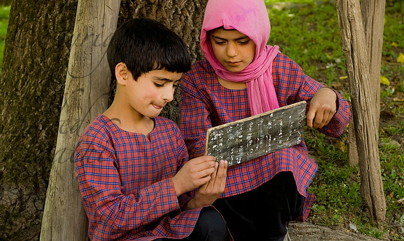 peo-J&K-lolab-schoolgirls-1 Kopie