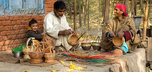 A family in Verinag engaged in Kangri production Kopie