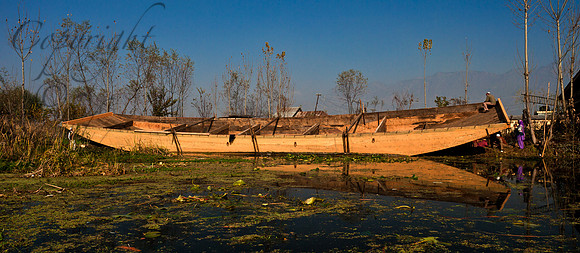 wor-J&K-dal-houseboat-watering-1