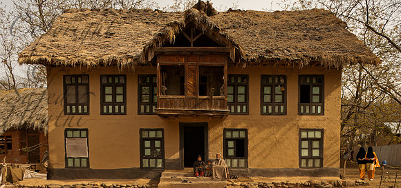 rur-J&K-martand-house-strawroof-family-1 Kopie