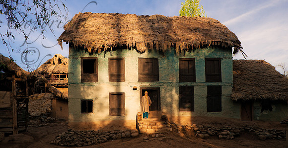 rur-J&K-kokernag-house-strawroof-girl-1 Kopie