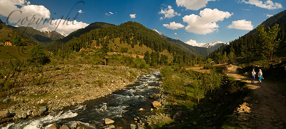 nat-J&K-bringi-river-schoolgirls-P1 Kopie