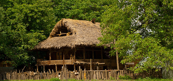 rur-J&K-lolab-house-strawroof-walnuttrees-1 Kopie