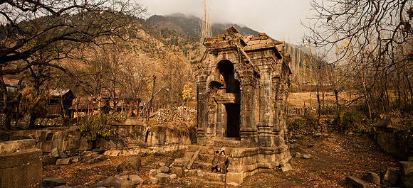 hin-J&K-tral-temple-boy-girl-P1 Kopie