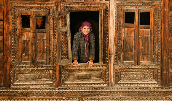 peo-J&K-kupwara-girl-window Kopie