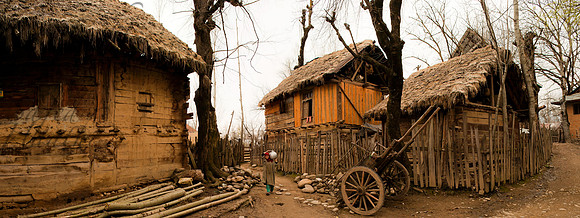 rur-J&K-kupwara-gutsi-village-girl-pot-P1 Kopie