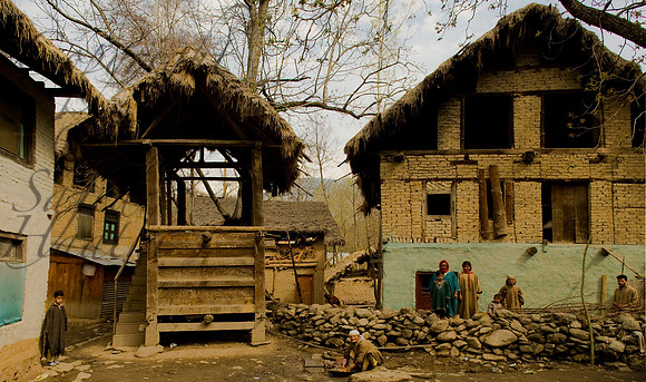vil-J&K-hapagnar-woman-washing Kopie