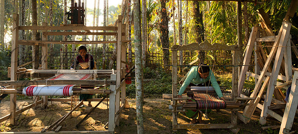 Thai Phake ladies weaving