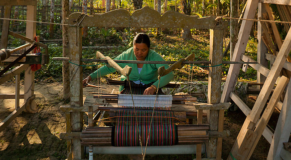 Thai Phake lady weaving 2