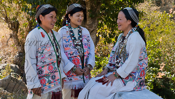 Bugun (Khowa) women chatting